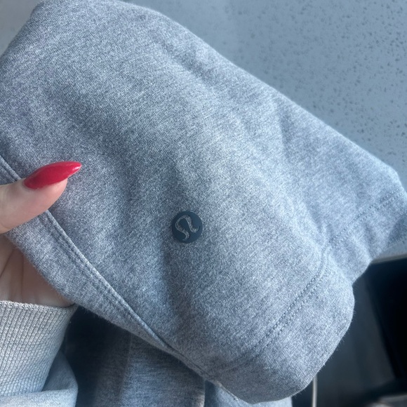 Size Large Lululemon Drawstring Shorts - Picture 2 of 2